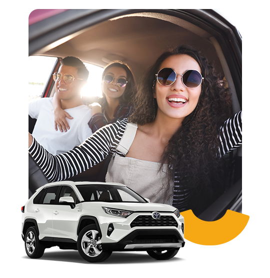 Dos mujeres y un hombre en un auto, todos con gafas y sonriendo, aprovechando un viaje con la renta de autos en el Buen Fin 2023 de Rentcars.