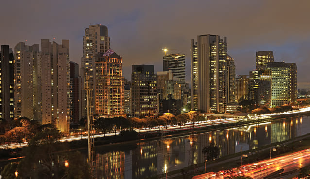 Foto da cidade de São Paulo à noite.
