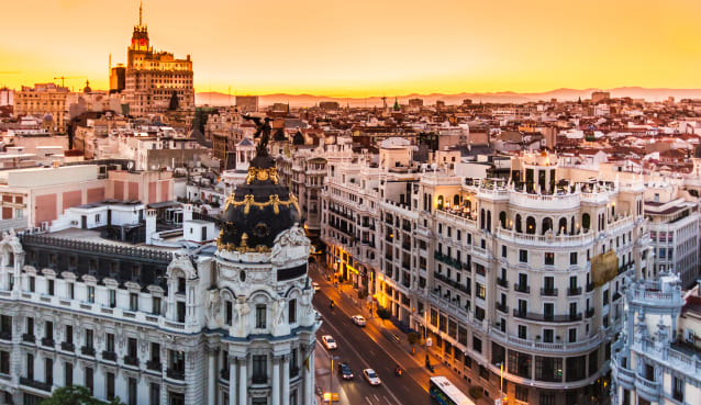 Vista aérea panorámica de la Gran Vía, la principal calle comercial de Madrid, capital de España